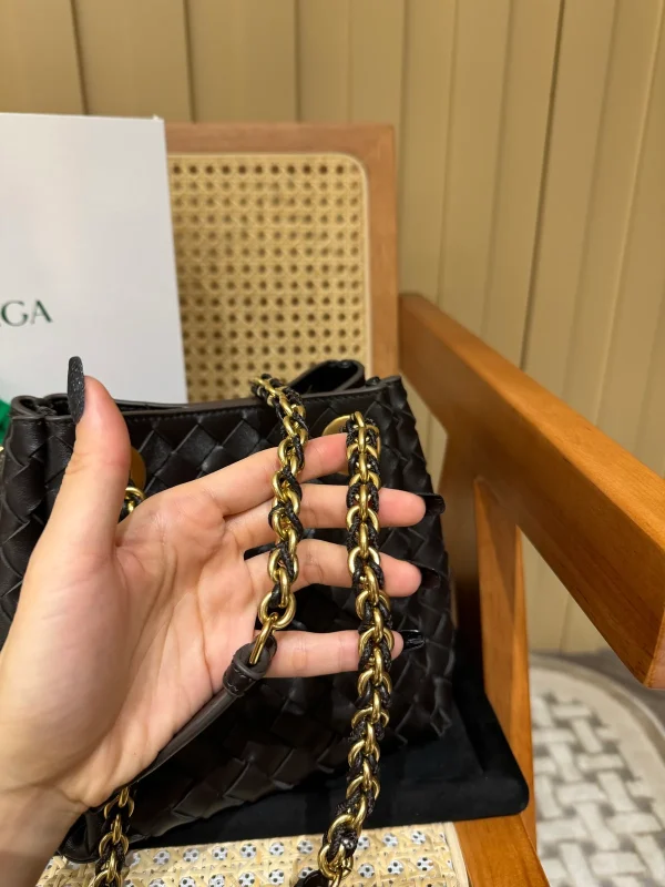 BottegaVenetaIntrecciato編織巧克力棕羊皮革斜挎包：圖片 7