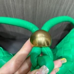 BottegaVeneta鸚鵡綠Intrecciato編織中號手拿包：圖片 9