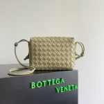 BottegaVeneta洞石色Intrecciato編織小號斜挎包：圖片 2