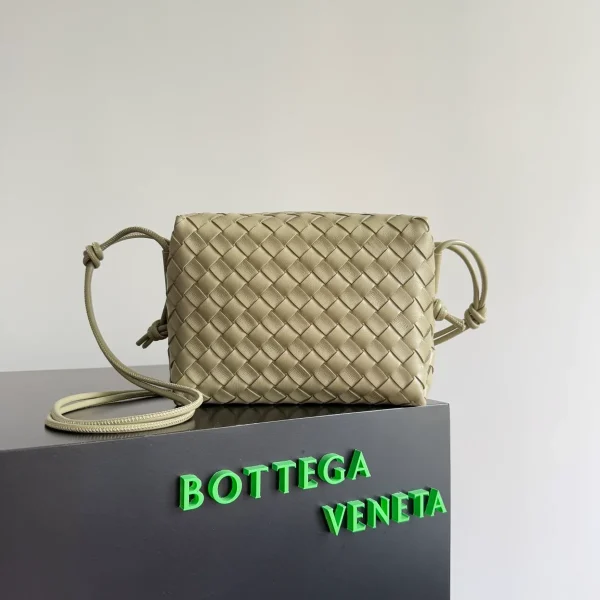 BottegaVeneta洞石色Intrecciato編織小號斜挎包：圖片 2