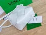 迷你Intreccio編織皮革斜挎包|羊皮革白色：圖片 6