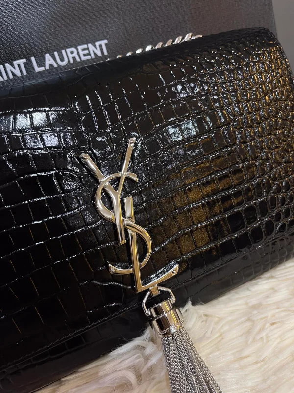 SAINT LAURENT KATE 鱷魚壓紋絨球寶石手袋：圖片 6