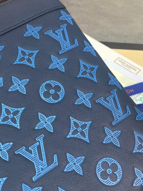 Louis Vuitton Pochette To-Go 隨身包 | 小牛皮Monogram印花 | 可拆式腕帶設計：圖片 9