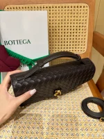 BottegaVenetaIntrecciato編織巧克力棕羊皮革斜挎包：圖片 4