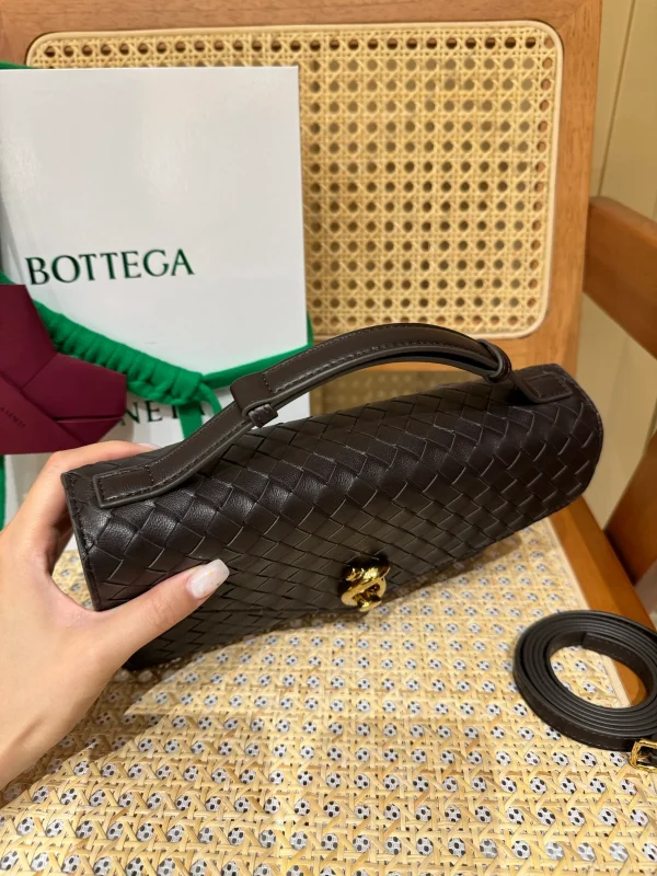 BottegaVenetaIntrecciato編織巧克力棕羊皮革斜挎包：圖片 4