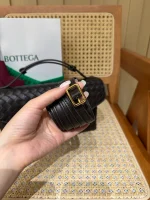 BottegaVenetaIntrecciato編織巧克力棕羊皮革斜挎包：圖片 9