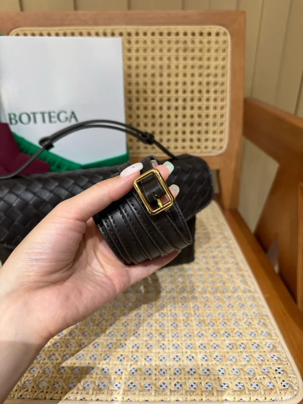 BottegaVenetaIntrecciato編織巧克力棕羊皮革斜挎包：圖片 9