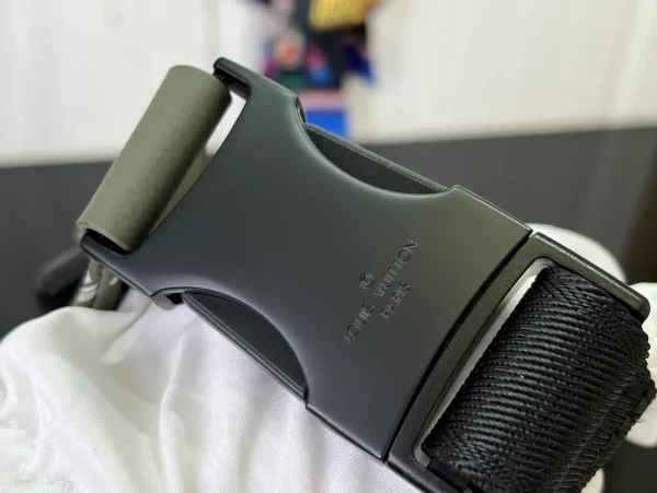 Louis Vuitton Discovery 腰包 | Olive綠色Monogram Shadow壓花小牛皮：圖片 9