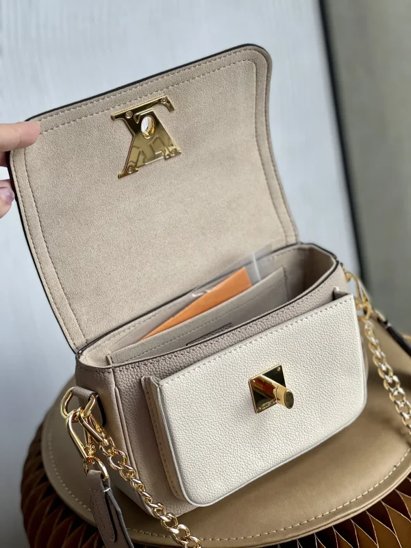 Louis Vuitton Lockme Tender 斜背包 | 粒面小牛皮 | 可拆式雙肩帶設計：圖片 5