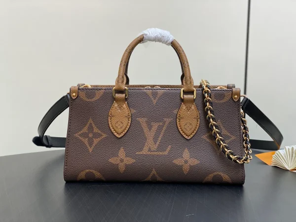 Louis Vuitton OnTheGo East West Chain 包包 - 經典Monogram Giant與多用途設計：圖片 2