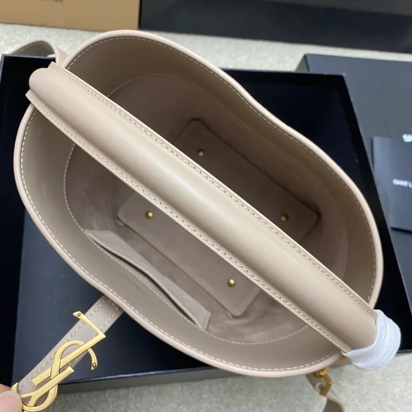 義大利小牛皮水桶包 - 金屬Cassandre鉤扣設計：圖片 9