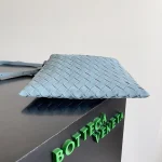BottegaVeneta冰藍色迷你Intrecciato編織皮革斜挎包：圖片 4