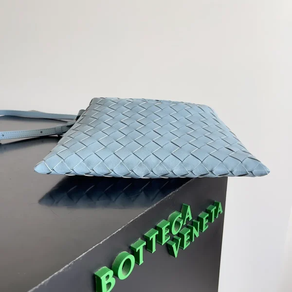 BottegaVeneta冰藍色迷你Intrecciato編織皮革斜挎包：圖片 4