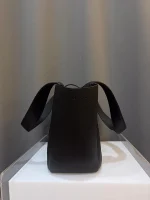 EAST/WEST柔軟鹿皮托特包 | CASSANDRE皮革飾片閉合設計：圖片 10