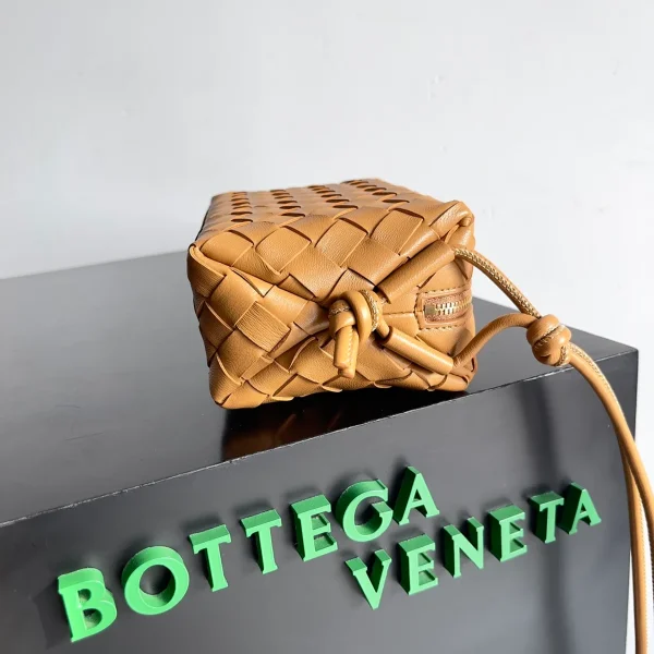 BottegaVeneta駝色Intrecciato編織牛皮革迷你斜挎包：圖片 5