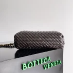 BottegaVenetaIntrecciato編織皮革迷你斜挎手拿包：圖片 4