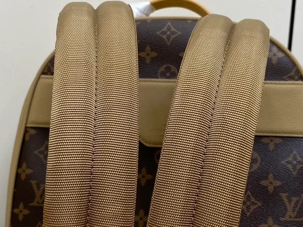 LV Outdoor Backpack 壓花麂皮細節粒面皮革雙肩包：圖片 11
