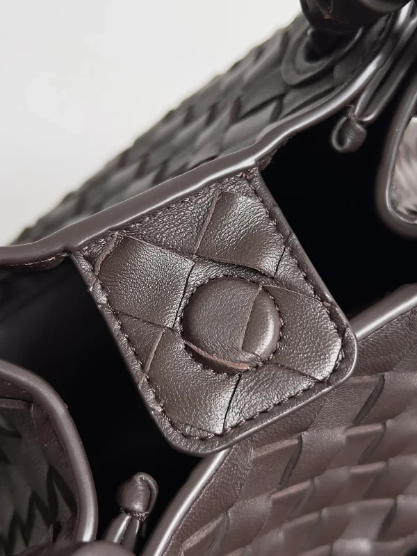 BottegaVenetaIntrecciato編織巧克力棕羊皮革肩背包：圖片 8
