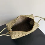 BottegaVeneta洞石色Intrecciato編織小號斜挎包：圖片 10