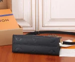 Louis Vuitton OnTheGo East West 黑色壓花粒面牛皮手挽袋：圖片 8