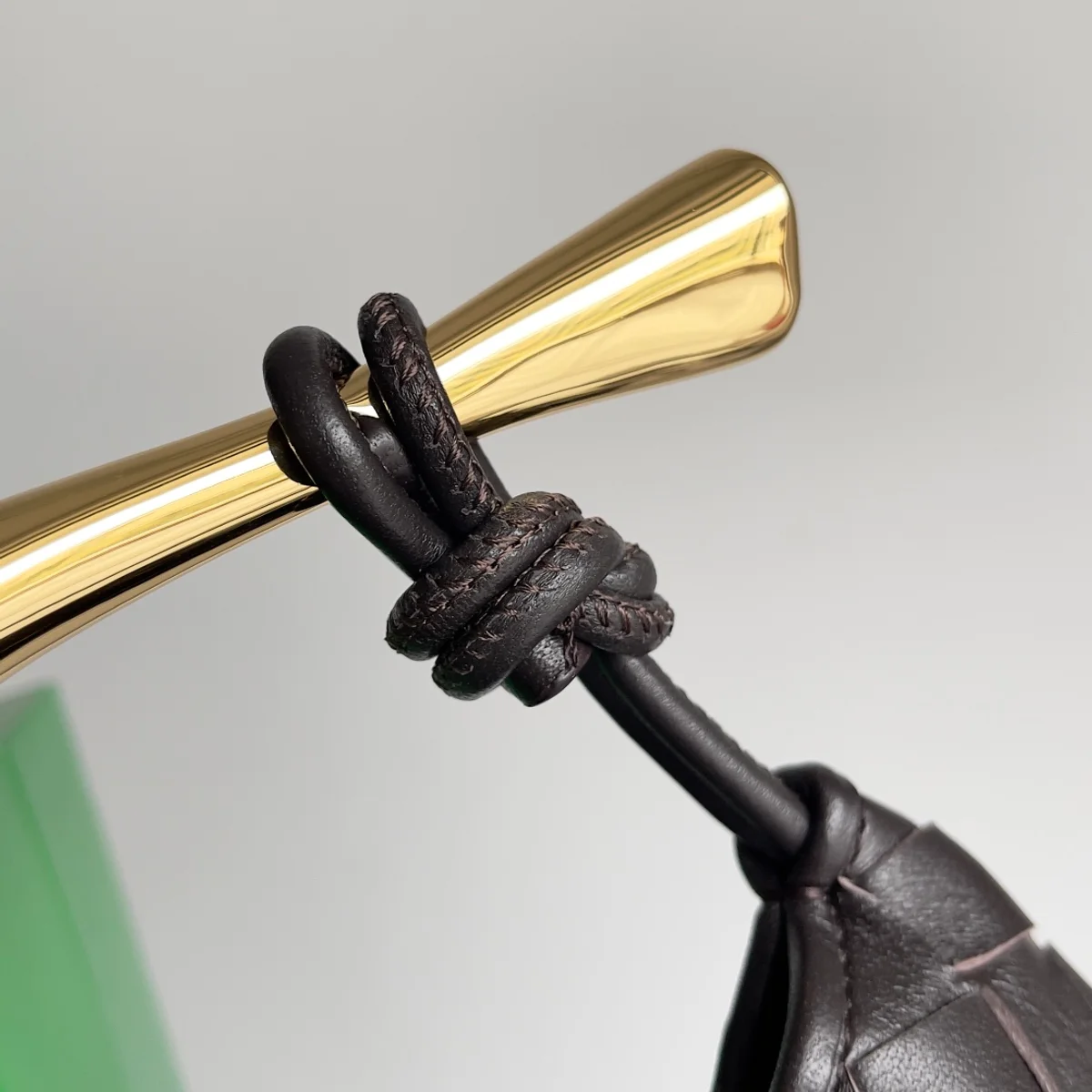 Intrecciato編織可哥漿色羊皮手袋|工匠精製金屬提手 5 Intrecciato編織可哥漿色羊皮手袋|工匠精製金屬提手