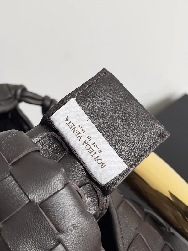 BottegaVeneta中號Intrecciato編織巧克力棕羊皮革肩背包：圖片 8