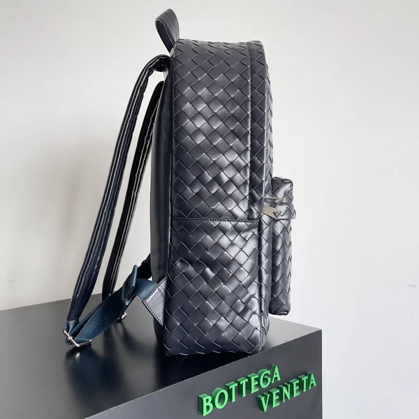 BottegaVeneta太空藍中號Intrecciato編織皮革背包：圖片 3