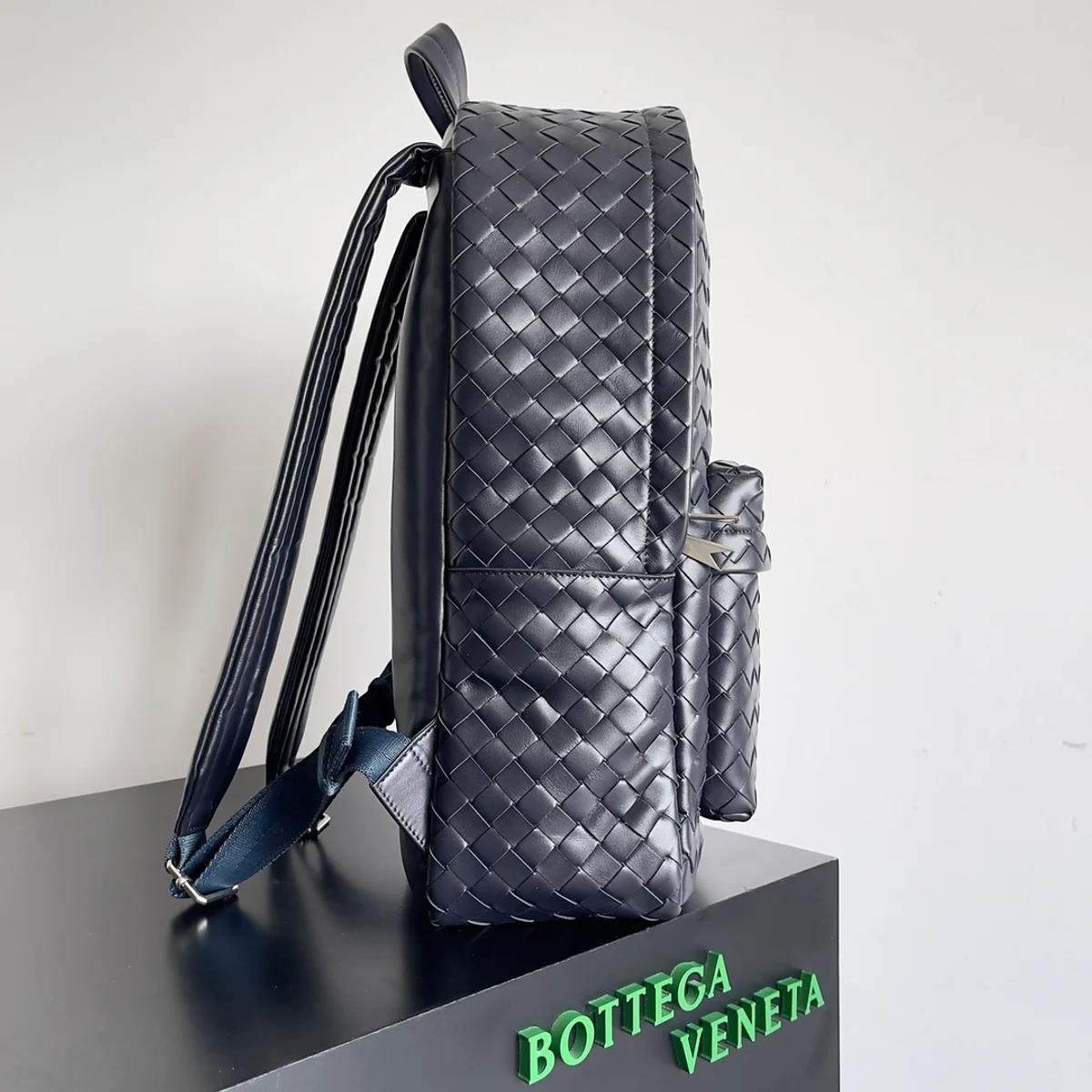BottegaVeneta太空藍中號Intrecciato編織皮革背包 3 BottegaVeneta太空藍中號Intrecciato編織皮革背包