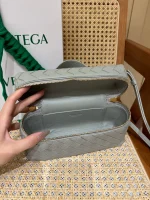 BottegaVeneta銀灰色Intrecciato編織皮革化妝包：圖片 8