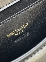 SAINT LAURENT BOX小牛皮CASSANDRE頂柄手袋：圖片 10