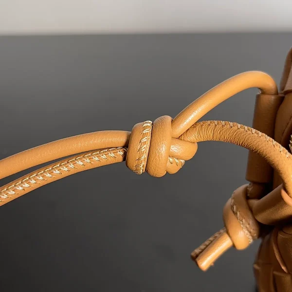 BottegaVeneta駝色Intrecciato編織牛皮革迷你斜挎包：圖片 8