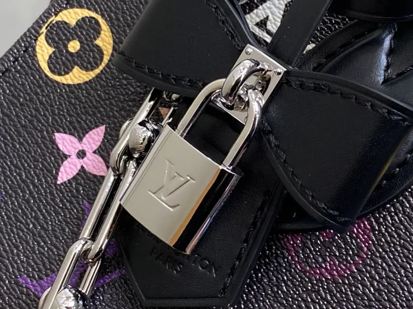 LV x TM OnTheGo East West Chain 彩虹Monogram塗層帆布包包：圖片 6