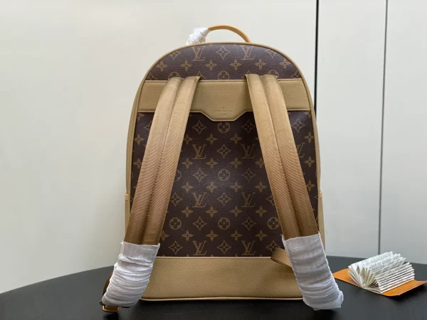 LV Outdoor Backpack 壓花麂皮細節粒面皮革雙肩包：圖片 4