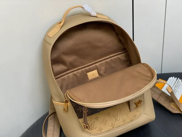 LV Outdoor Backpack 壓花麂皮細節粒面皮革雙肩包：圖片 14
