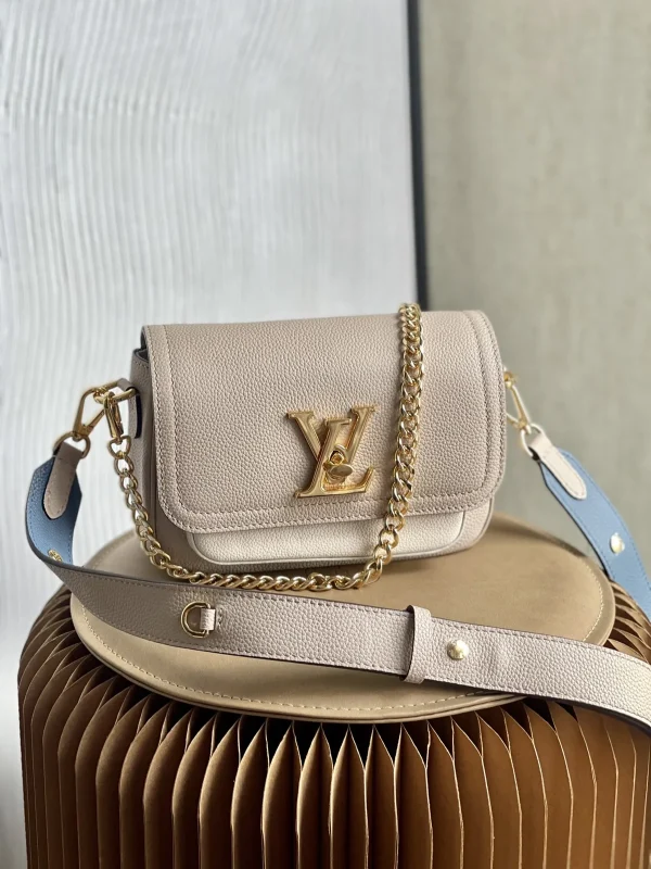 Louis Vuitton Lockme Tender 斜背包 | 粒面小牛皮 | 可拆式雙肩帶設計：圖片 2