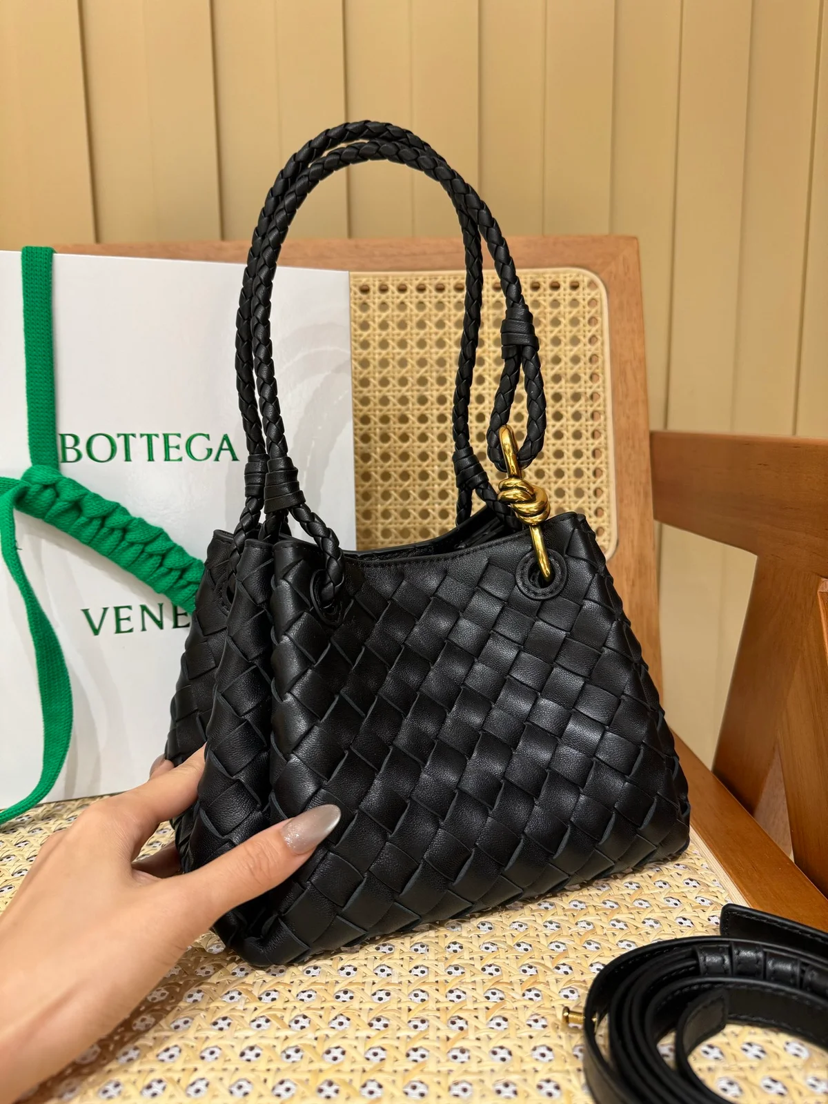 BottegaVenetaIntrecciato編織小號黑色羊皮革斜挎包 2 BottegaVenetaIntrecciato編織小號黑色羊皮革斜挎包