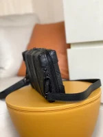 路易威登Soft Trunk Monogram壓花皮革斜挎錢包：圖片 4