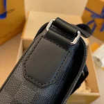 Louis Vuitton District PM 郵差包 - Damier Graphite 經典重塑：圖片 4