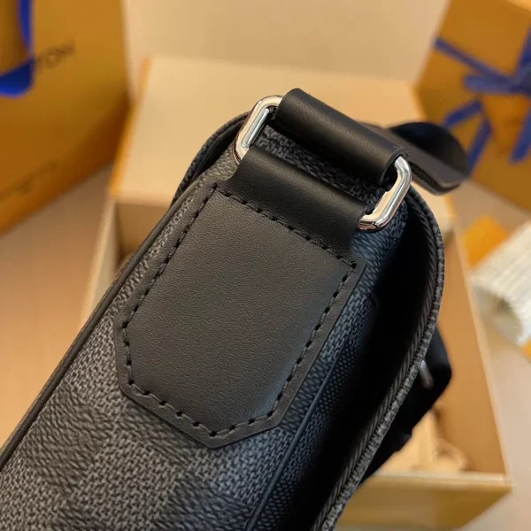 Louis Vuitton District PM 郵差包 - Damier Graphite 經典重塑：圖片 4