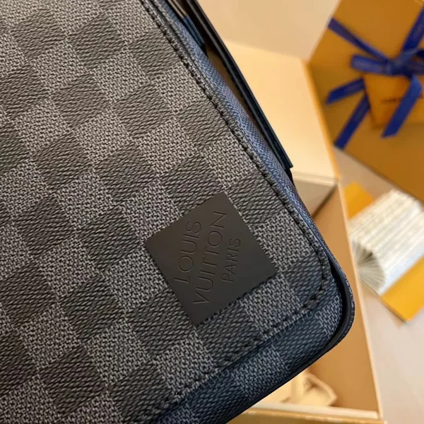 Louis Vuitton District PM 郵差包 - Damier Graphite 經典重塑：圖片 6