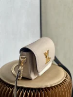 Louis Vuitton Lockme Tender 斜背包 | 粒面小牛皮 | 可拆式雙肩帶設計：圖片 3