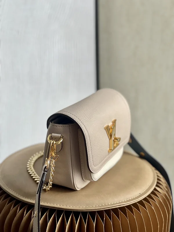 Louis Vuitton Lockme Tender 斜背包 | 粒面小牛皮 | 可拆式雙肩帶設計：圖片 3