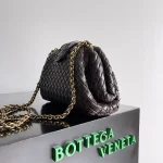 BottegaVenetaIntrecciato編織皮革迷你斜挎手拿包：圖片 3