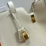 高仿CELINE-賽琳 經典牛皮革肩背包 - 金色飾面CLOCHE CLÉS掛鎖設計-112583：圖片 7