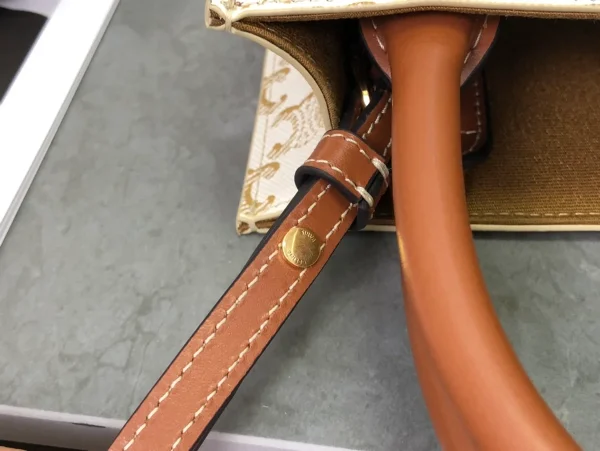 高仿CELINE-賽琳 TRIOMPHE CANVAS迷你手袋 - 時尚便攜，輕鬆容納大屏智能手機-194372：圖片 10