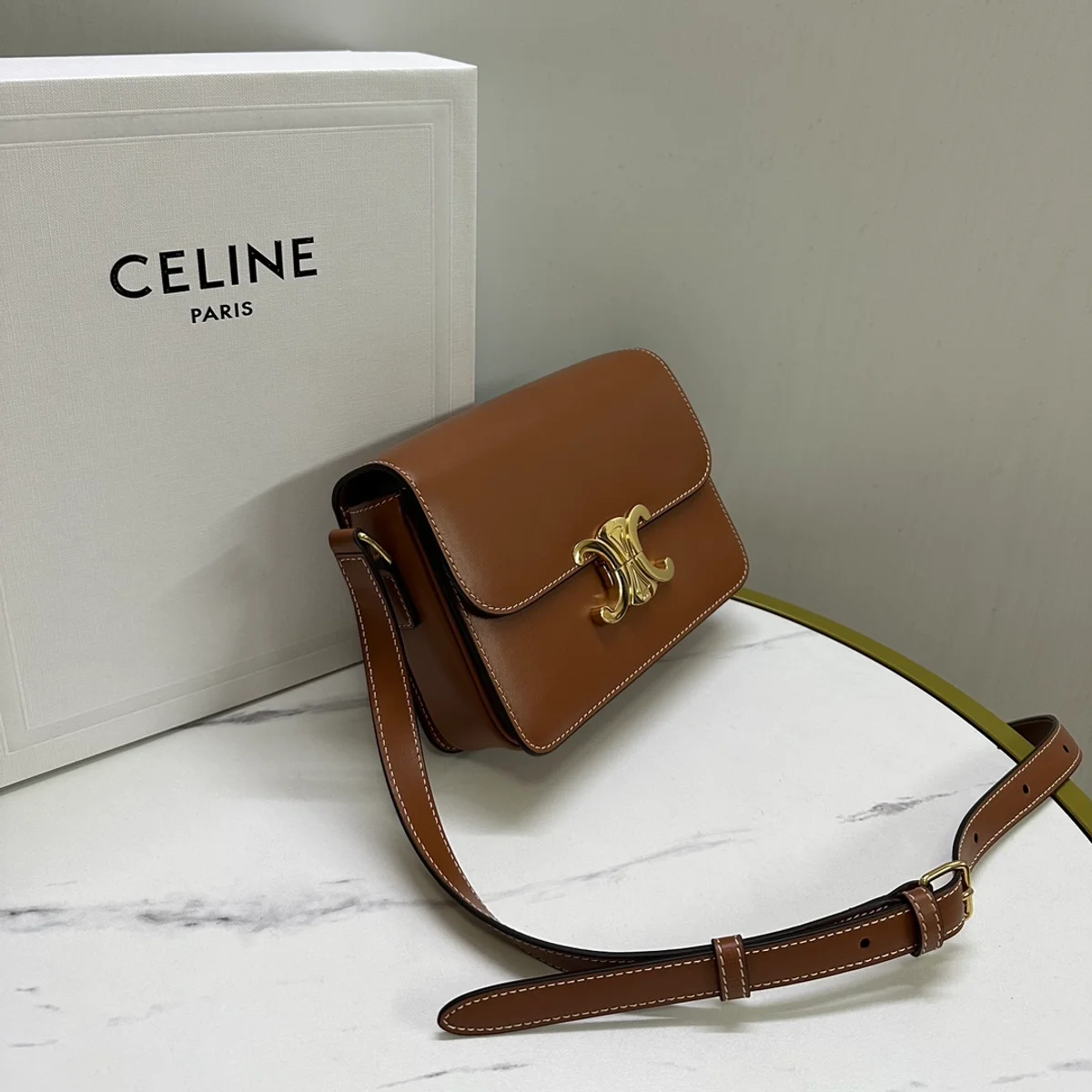高仿CELINE-賽琳 TRIOMPHE 牛皮革斜挎包 - 金色鎖扣設計-188423 4 高仿CELINE-賽琳 TRIOMPHE 牛皮革斜挎包 - 金色鎖扣設計-188423