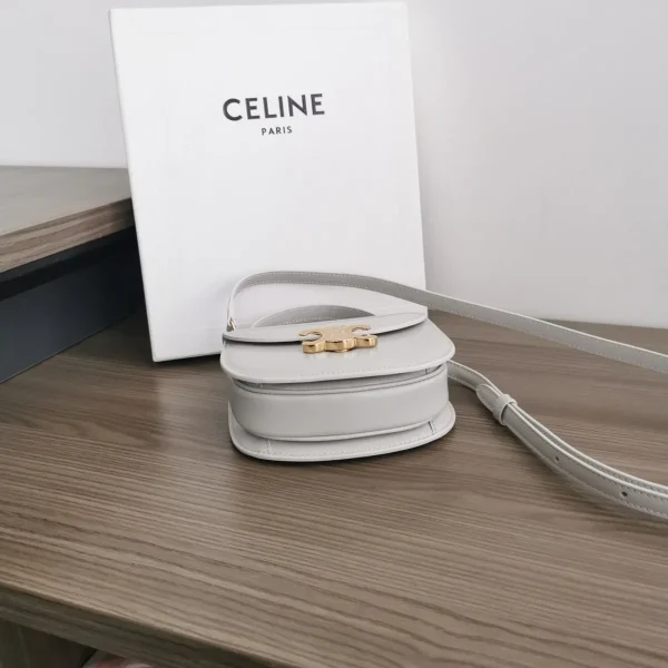 高仿CELINE-賽琳 迷你牛皮TRIOMPHE金屬扣手袋-10L063：圖片 5
