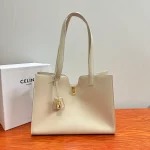 高仿CELINE-賽琳 經典牛皮革肩背包 - 金色飾面CLOCHE CLÉS掛鎖設計-112583：圖片 2