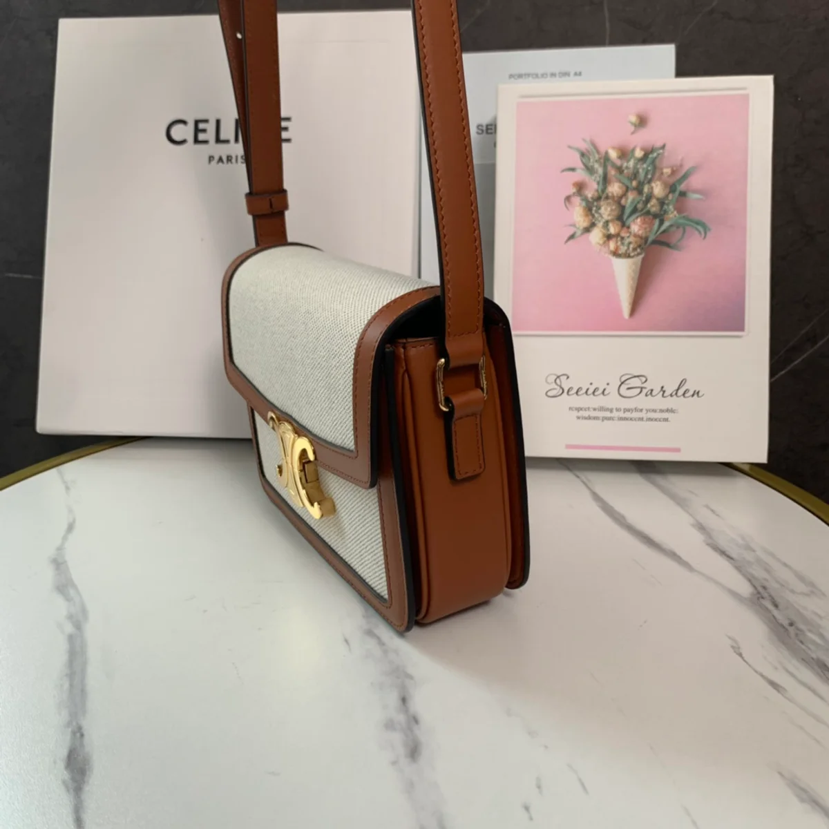 高仿CELINE-賽琳 金色TRIOMPHE金屬鎖扣斜挎包 - 多功能時尚肩背包-188882 4 高仿CELINE-賽琳 金色TRIOMPHE金屬鎖扣斜挎包 - 多功能時尚肩背包-188882