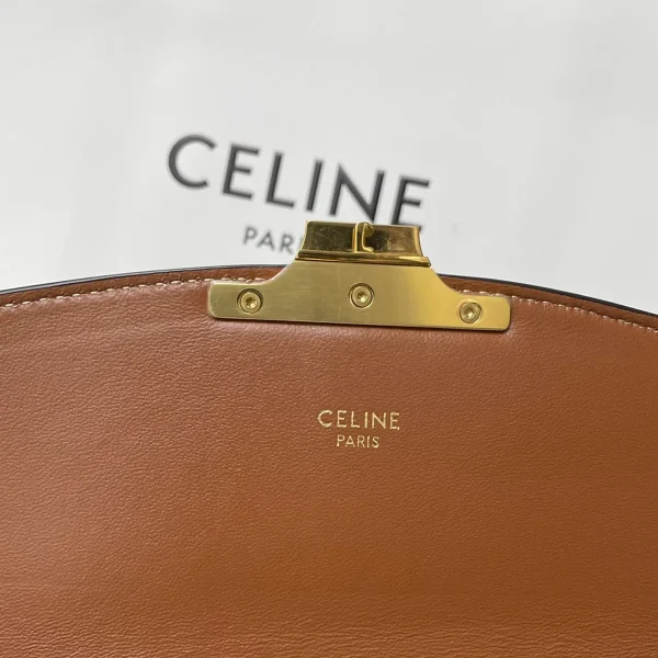 高仿CELINE-賽琳 TRIOMPHE帆布斜挎包 - 經典牛皮飾邊與金色金屬細節-188882：圖片 8